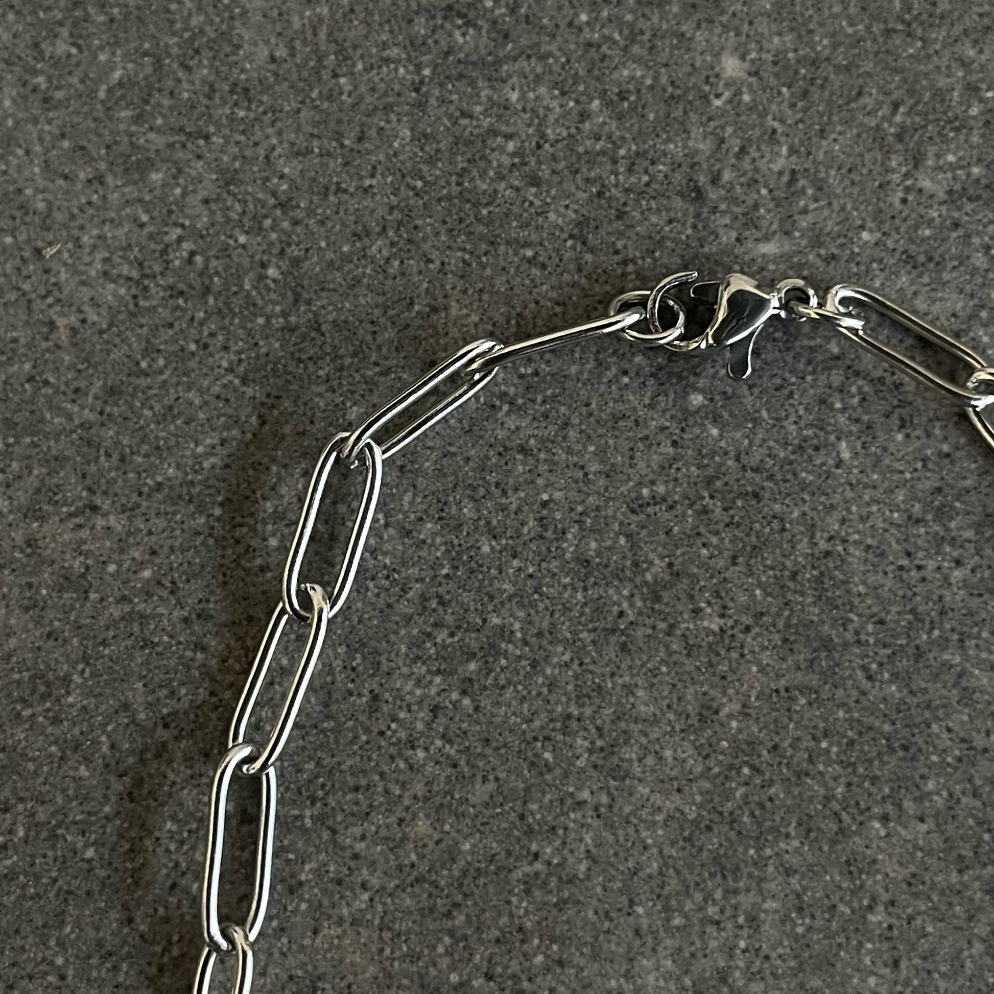 round loop chain – Escape Closet
