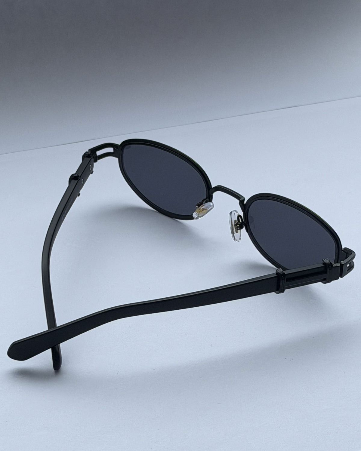 Retro Oval - Blackout