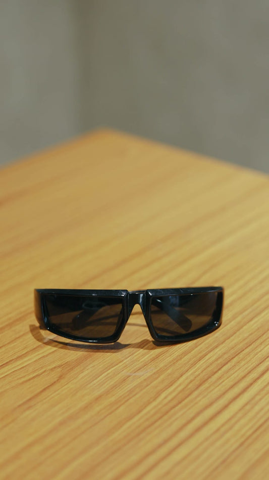 BLACK IN BLACK SUNGLASSES