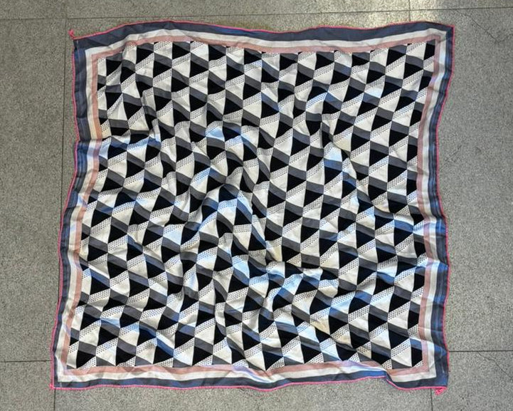 GEOMETRIC ILLUSION SCARF