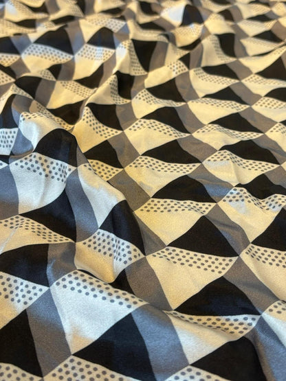 GEOMETRIC ILLUSION SCARF